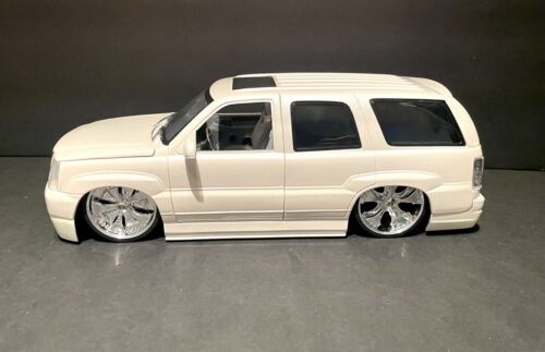Jada Dub City 2002 Cadillac Escalade White 1/18 Scale Spinners Diecast Car READ - Picture 1 of 18
