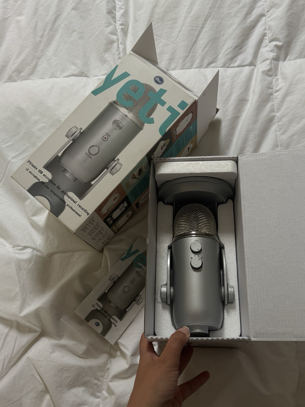 Blue Yeti USB Condenser Desktop Mic Silver, Mute, Gain, Headphone Jack