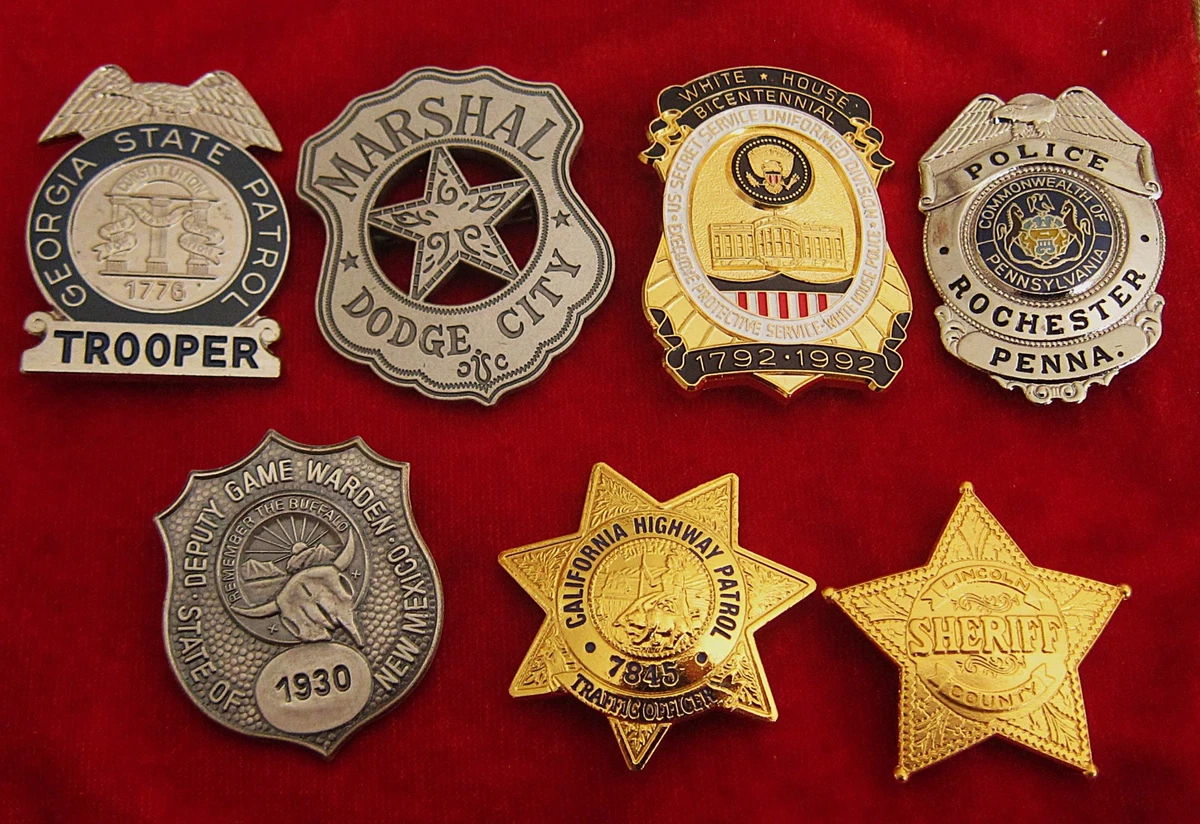 obsolete police badges, Convolut 7 x kleine Abzeichen + 1x It ain't South Park