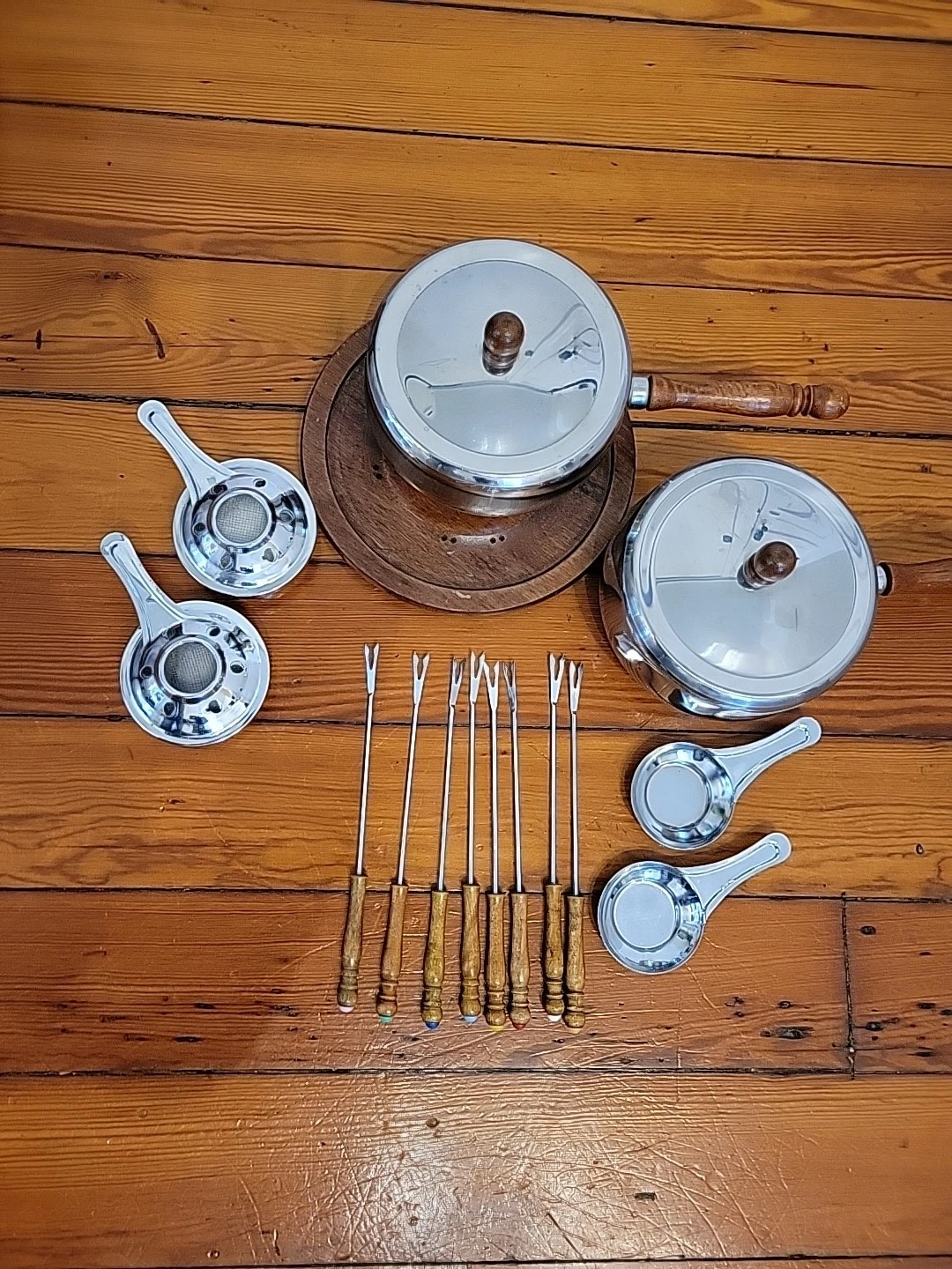 Vintage Mid Century Fondue Snack Roasting Set Chrome Pots Wooden Handles Skewers
Opens in a new wind