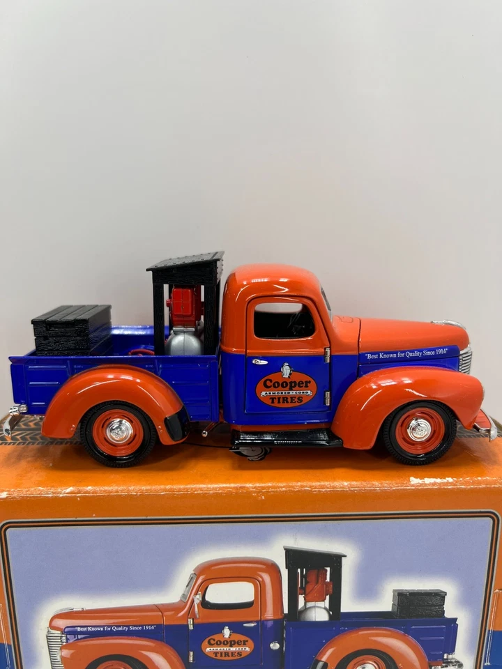 Cooper Tires 1947 International KB1 Road Service Truck Liberty Classics 1/25 - Image 2 of 4