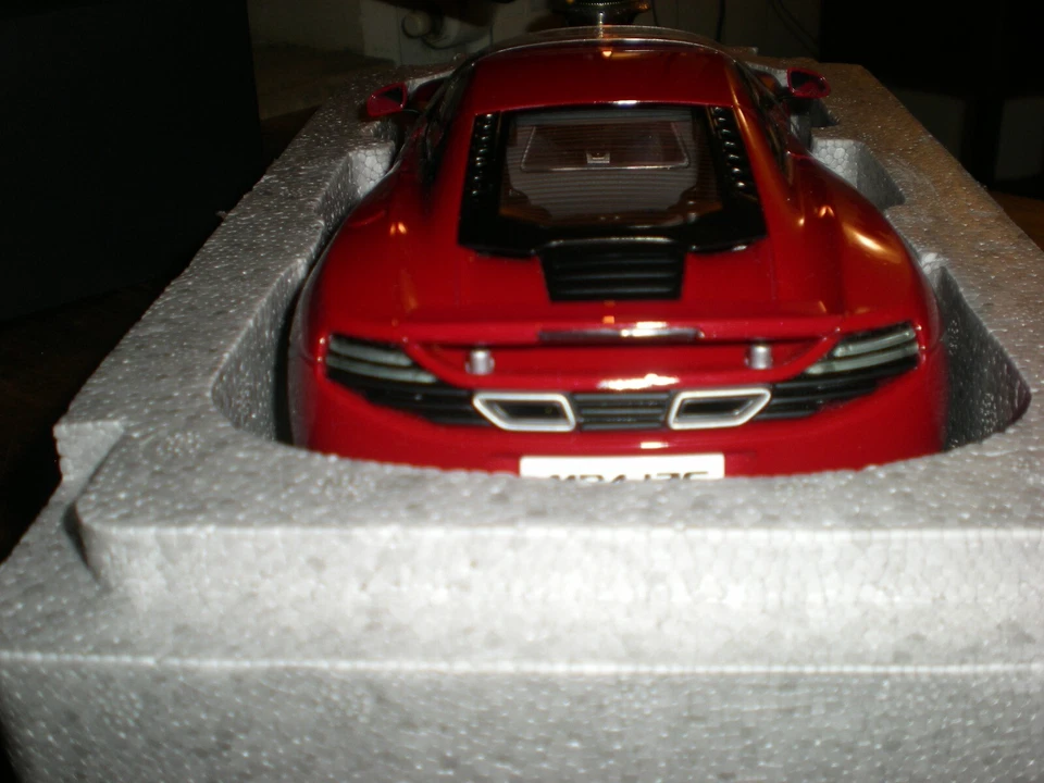 AUTOART 1.18 MaLaren 12C - Immagine 3 di 4