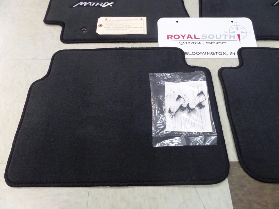 Toyota Matrix 2009 - 2013 FWD conjunto de tapetes de assoalho carpete carvão escuro original do fabricante original de equipamento original - Imagem 3 de 4