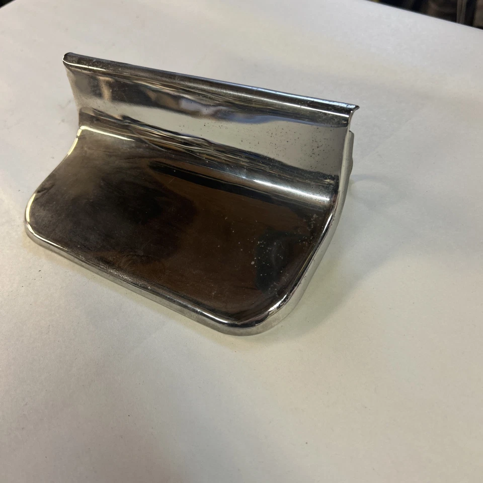 Dodge Phoenix 1960 parachoques trasero puerta de gasolina cromo buenos resortes media bisagra falta Foto 2 de 4