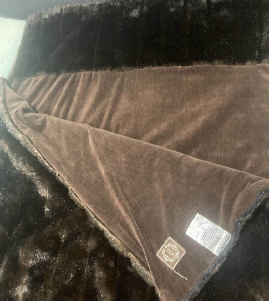 DONNA SALYERS FABULOSA MANTA PARA DORMIR DE PIEL SINTÉTICA 84”x 70” Foto 2 de 4