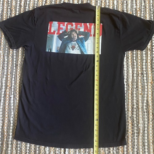 Camiseta LEGEND Old Row Bolsillo Hombre Talla Grande Negra Eddie Stranger Things - Imagen 3 de 5