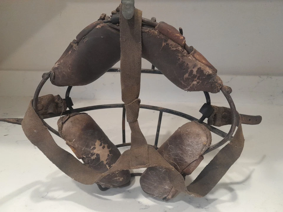 Máscara de receptor de béisbol antigua de colección de los años 40 enjaulada de cuero metálico con correa Foto 3 de 4