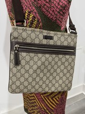 Borsa messenger Gucci Supreme Monogram Selleria pelle di vitello piccola piatta zip laterale beige
