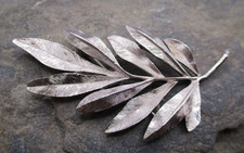 Sammler Brosche TRIFARI Krone USA Blatt Metall silberfarben matt  7 x 3,5 cm