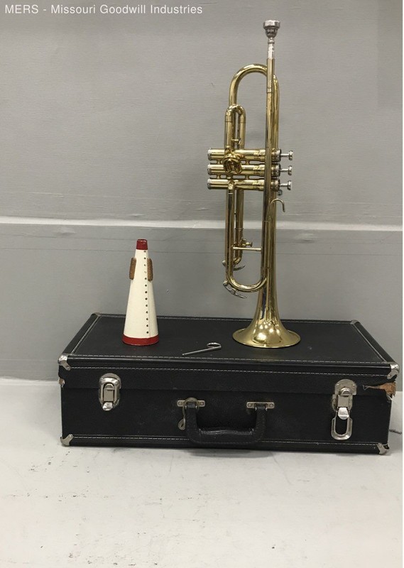 King Tempo 600 Bb Trumpet Yellow Brass USA Student Outfit Case & Mute