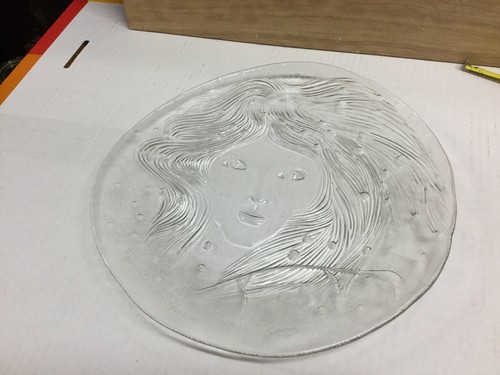 Set of 2 Crystal Maidens Glass Plates w/Ladies Jose Carvalho Gama Diniz 11" - Picture 2 of 7