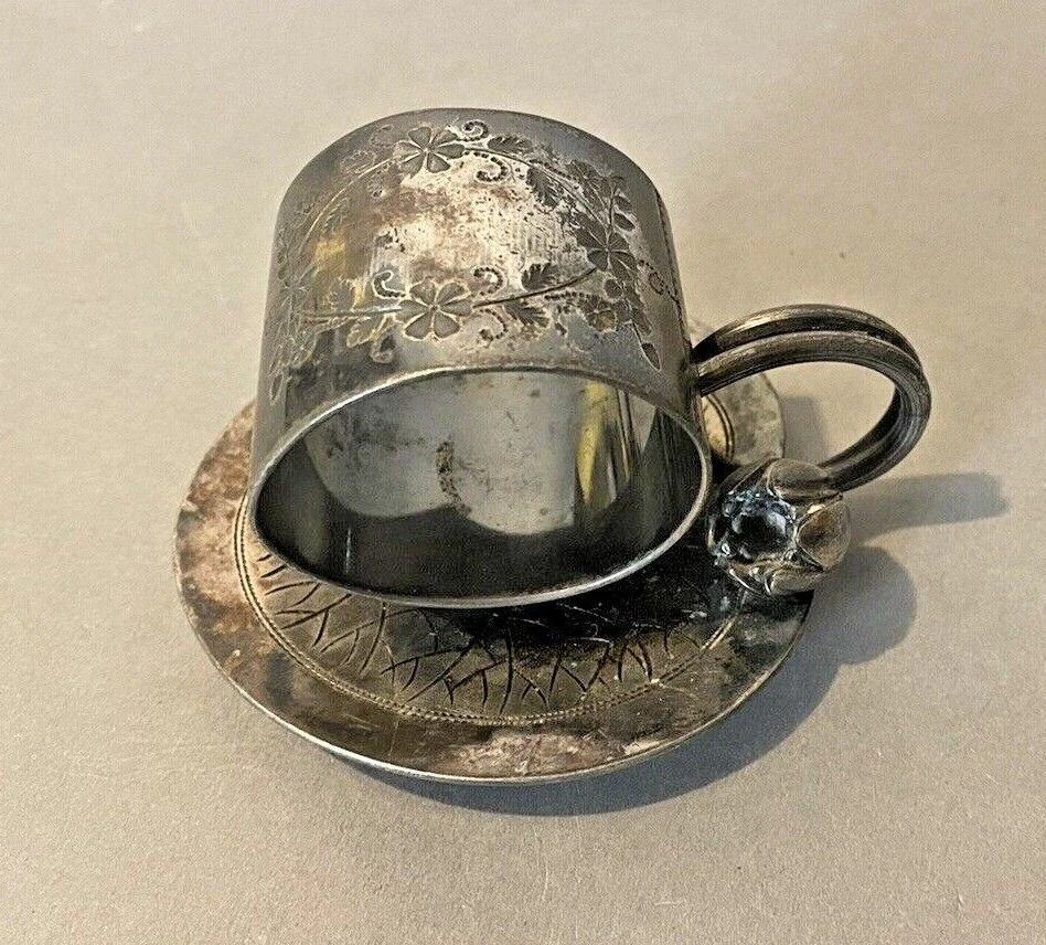 ANTIGUO ANILLO SERVILLETA PLATO PLATA VICTORIANO ROGERS CON ALMOHADILLA DE LIRIO Y FLOR Foto 2 de 4