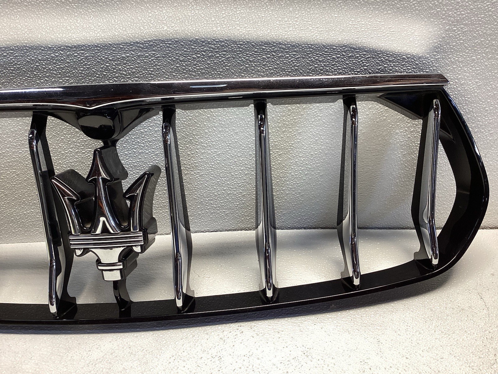 2017 2018 2019 2020 Maserati LEVANTE Center Grille OEM
