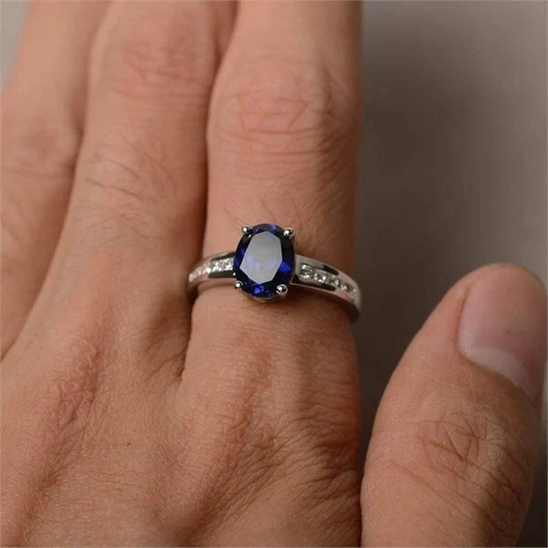 Anillo solitario de zafiro azul de corte ovalado de 2,35 quilates con detalles de oro blanco de 14 quilates Foto 2 de 4