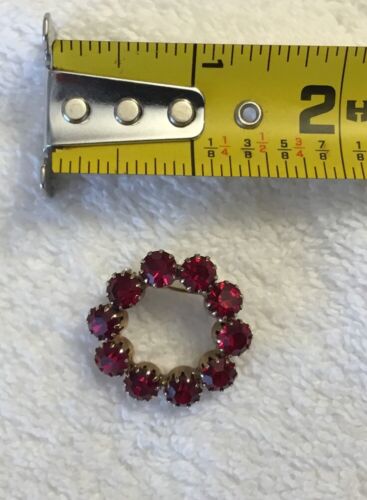 Vintage Gold Tone Red glass Rhinestone Round Brooch Pin - Picture 3 of 3