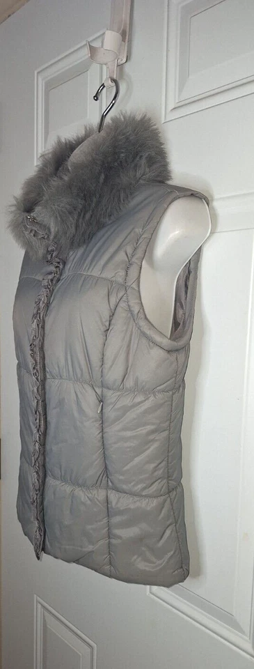 Chaleco acolchado sin mangas con cuello de piel sintética gris New York & Co talla pequeña Foto 3 de 4