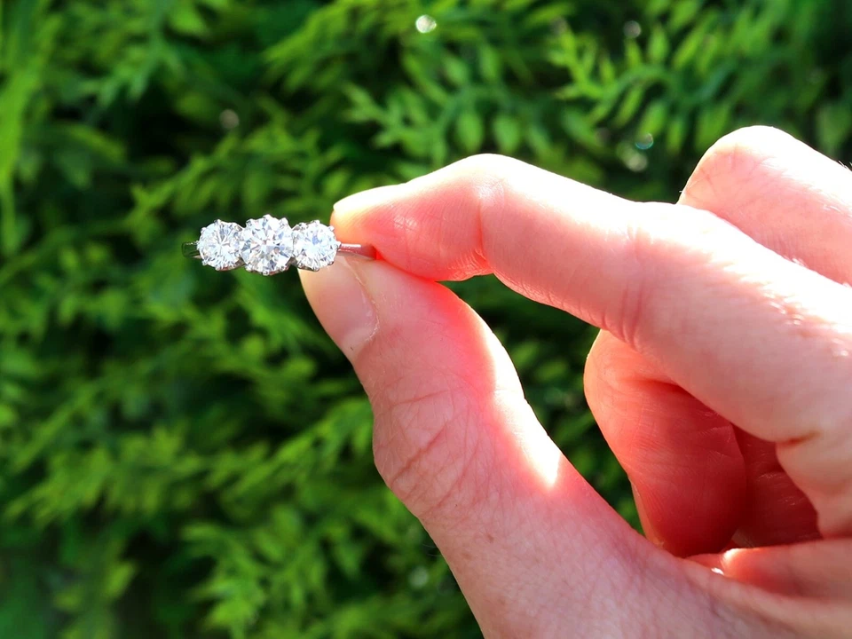 Anillo contemporáneo trilogía de diamantes y paladio de 1,62 quilates circa 2010 Foto 2 de 4