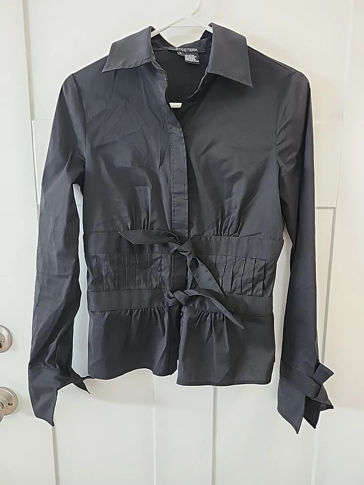 Blusa Camisa Etcetera Victoriana Negra Elastizada Negra Talla 4 Botones Plisada Usada en Excelente Condición Foto 2 de 4