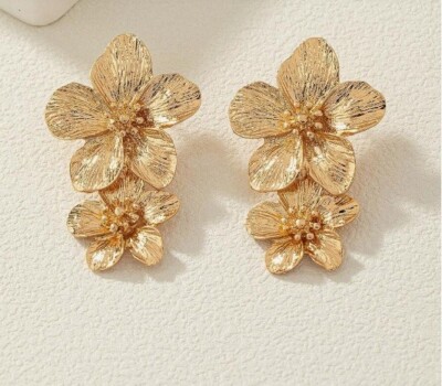 Zara Two 2 Gold Blumen Blütenblatt Statement Ohrhänger Ohrstecker Schnäppchenpreis
