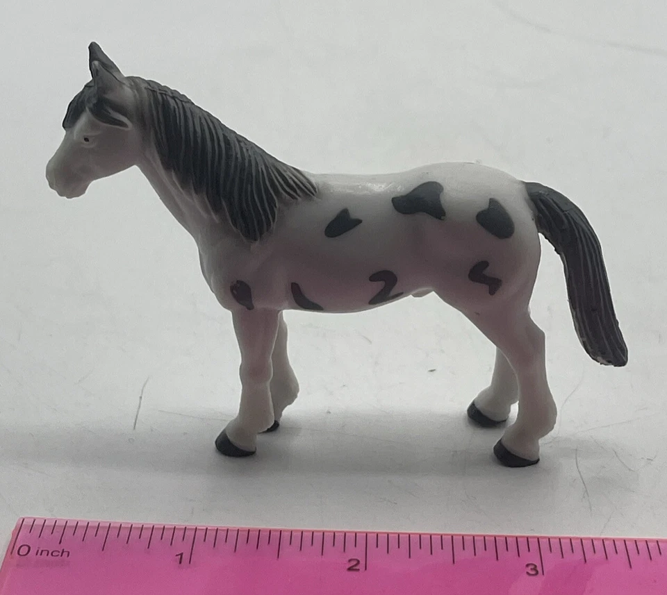 Animal de juguete de plástico con manchas blancas y grises para caballo, figura realista, modelo de granja, granero Foto 3 de 4