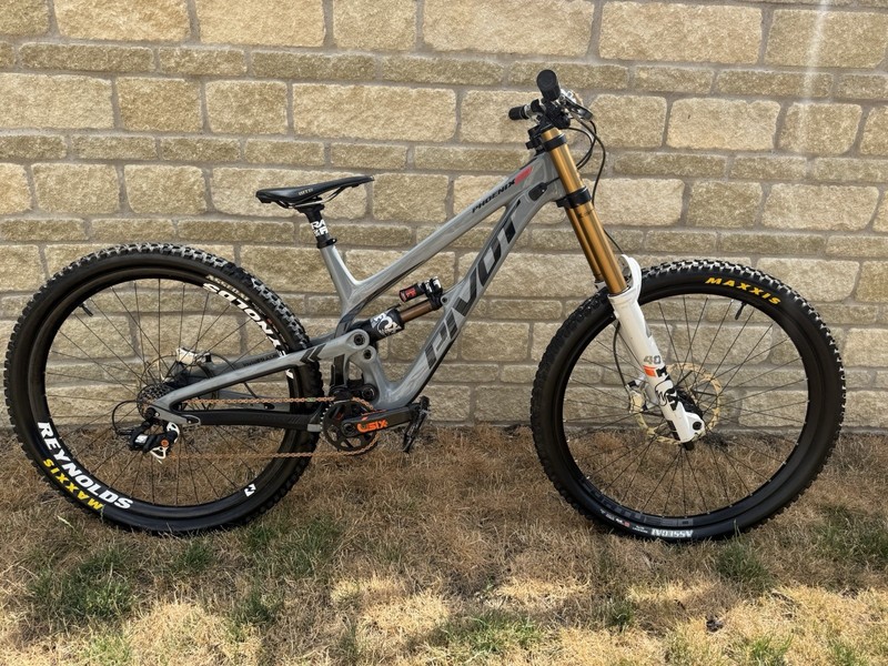 Pivot Phoenix 29 Carbon Fox 40 DHX2 Trickstuff Maxima Reynolds Size M
