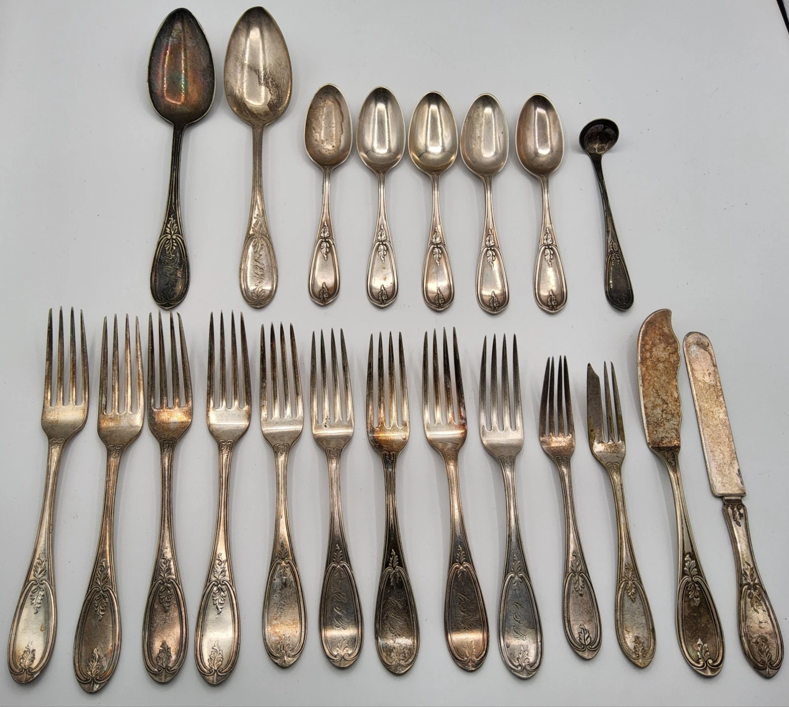 21 Pieces Antique Rogers & Bro and Meriden Silver Plate Olive Pattern Flatware
