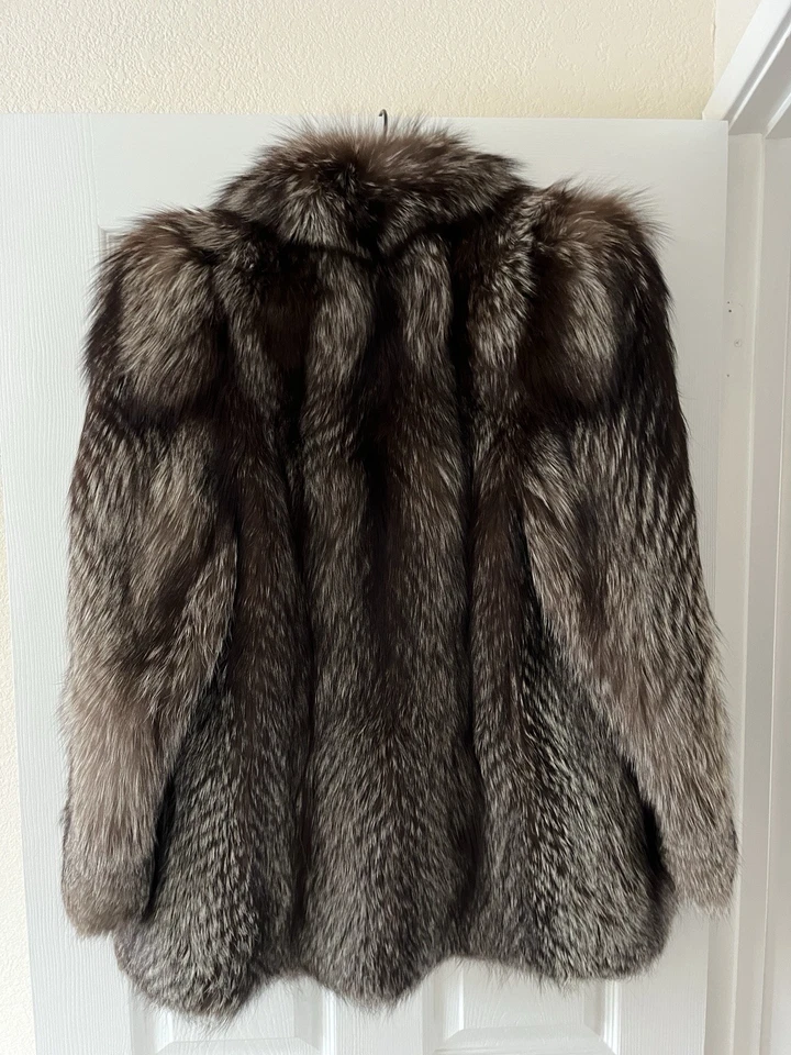 Abrigo de piel de zorro plateado para dama Foto 2 de 4
