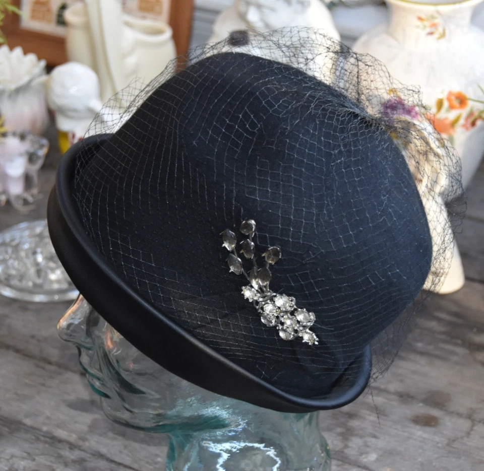 Vintage 1940s Cloche Hat With Netting and Rhinestone Pin Union Made Black Size 7 - Image 3 of 4
