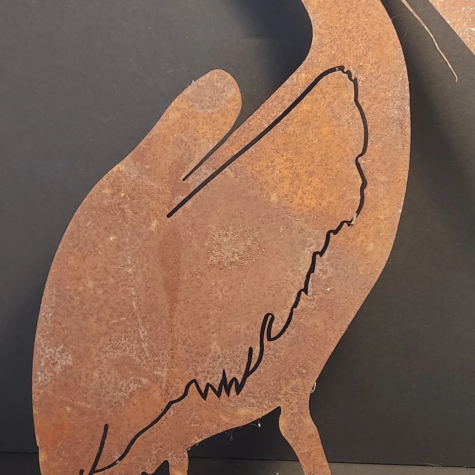Arte de jardín de pájaro pelícano oxidado de metal cortado Foto 3 de 4