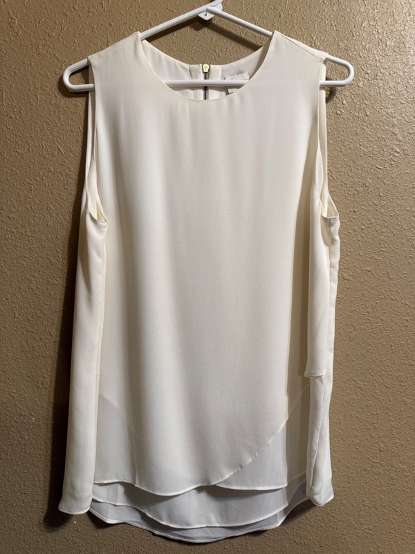 CHICO'S TOP BLOUSE CHICO'S SZ 1 (MED) OFF WHITE CROSSOVER HEM BACK ZIP SLVLESS