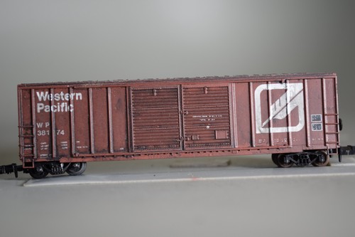 42104 Escala N MDC ROUNDHOUSE 50' RIBB SIDE BOX CAR WP WESTERN PACIFIC DESGASTADO | Zustand: New