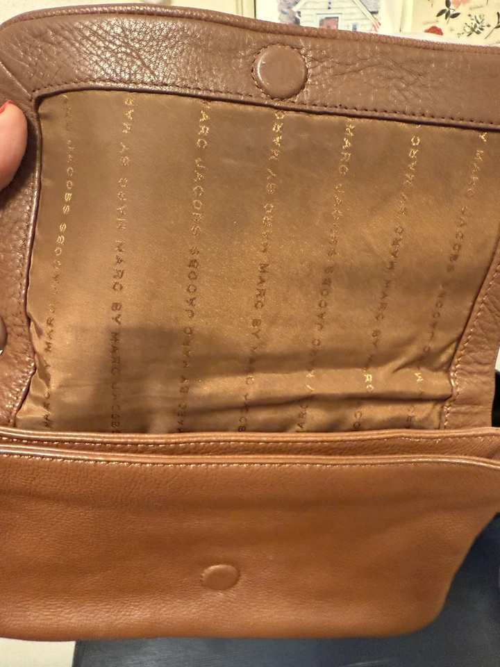 Bolso sin asas pequeño Marc by Marc Jacobs marrón cuero granulado solapa cierre magnético certificado de autenticidad Foto 4 de 4