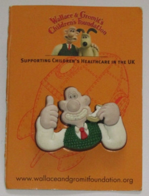 Wallace and Gromit - Daumen hoch - PVC Charity Gummi Abzeichen mit Metall Pin auf Karte