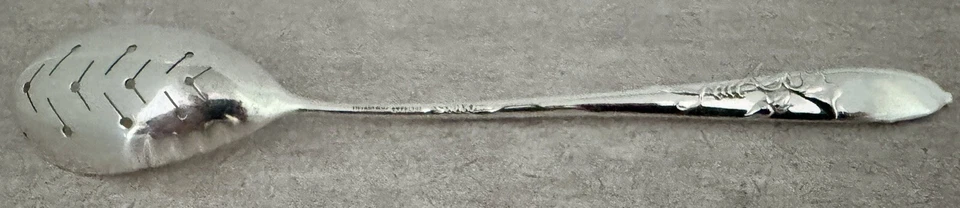 "CUCHARA DE OLIVA PERFORADA DE PLATA DE LEY CON PATRÓN DE VID TIFFANY 6 1/8""" Foto 4 de 4