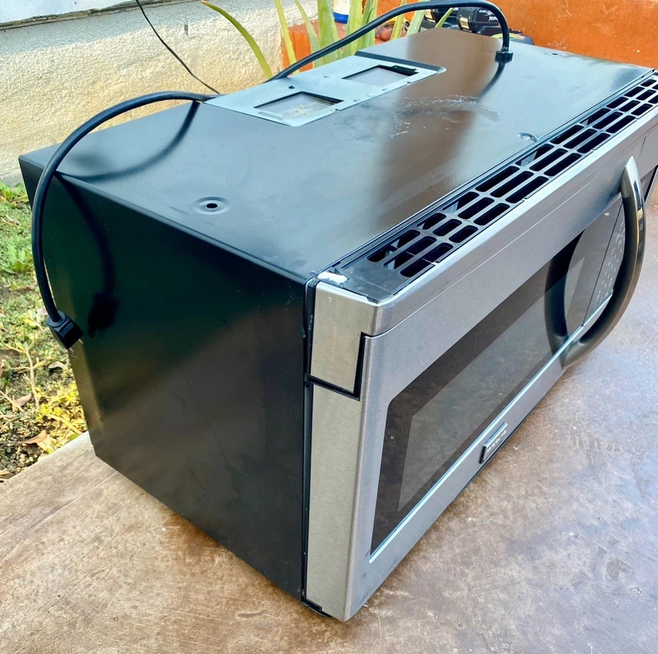 Galería Frigidaire 1,7-cu. Horno microondas de gama FGMV174KFC Foto 3 de 4