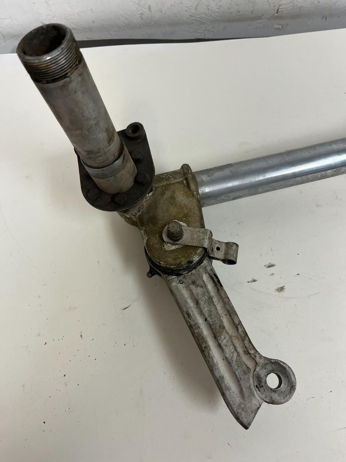 PIPER PA-28 MAIN LANDING GEAR LEG STRUT CYLINDER AXLE 63305-4 AIRCRAFT