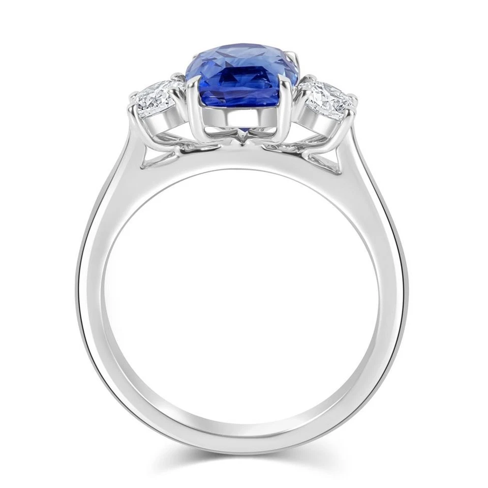 Elegante anillo de platino 950 de tres piedras con zafiro azul simulado y moissanita Foto 3 de 4