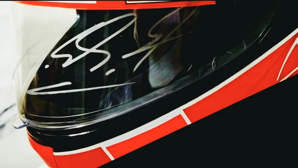 MICHAEL SCHUMACHER AUTOGRAPHED DOUBLE SIGNED 1:1 SCALE F1 HELMET 2004 FERRARI - Image 4 of 4