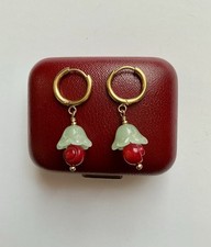 JADE SCULPTÉE, CORAIL , PLAQUÉ OR, ANCIENNES BOUCLES D’OREILLES