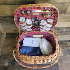 PICNIC TIME Highlander Wicker Picnic Basket for 4. Blanket, Wine, Utensils