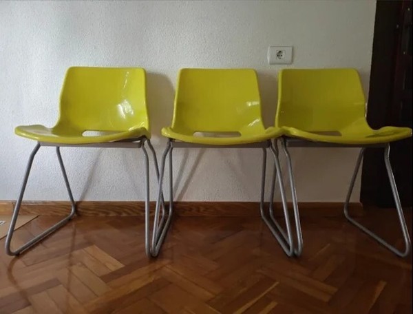 3 sillas de oficina verde pistacho de ikea con patas de metal  gris 