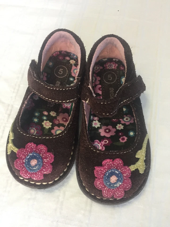 Genuino Kids de OshGosh, gamuza marrón, detalle de flores, talla pequeña 5, ¡súper lindo! Foto 4 de 4