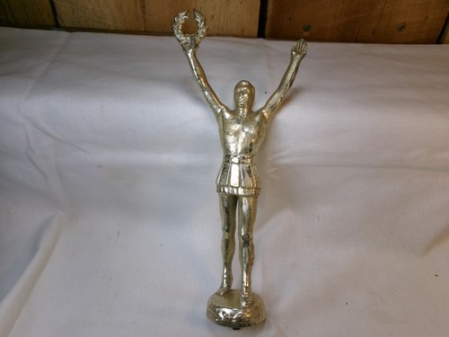 Topper trofeo corona hombre metal tono dorado vintage - Imagen 3 de 5