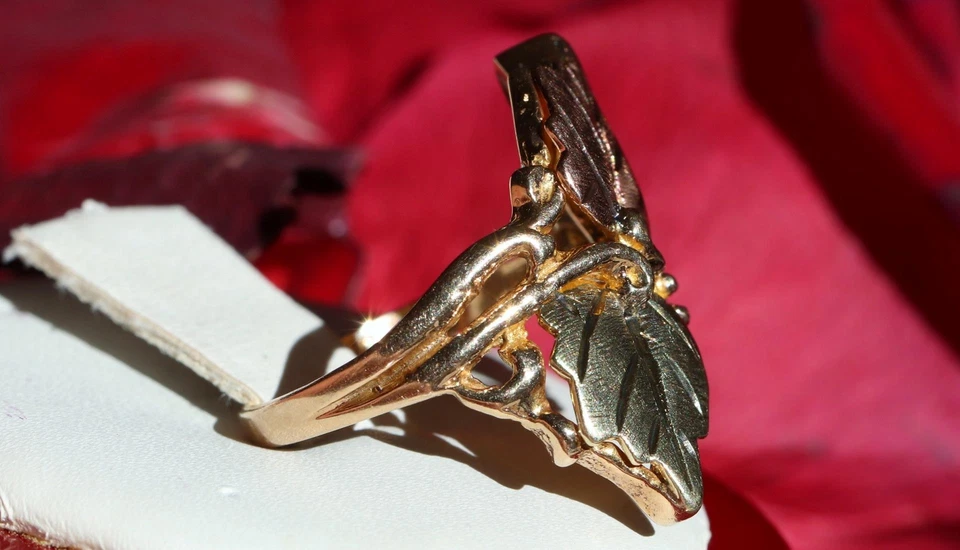 10k multi tone gold ring sz 7 diamond cut grape leaf 3.75g Black Hills Gold N368 - Image 3 of 4