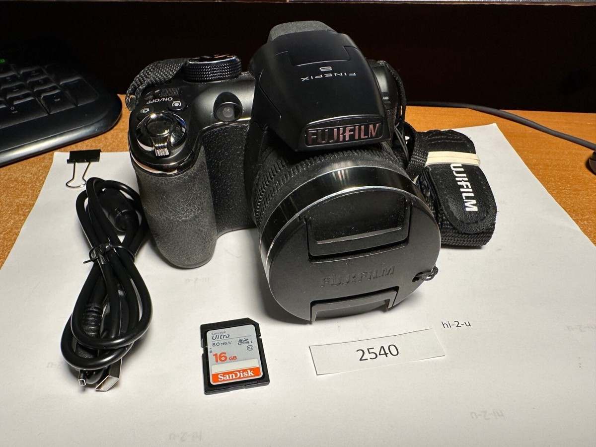 Fujifilm FinePix S4500 14.0MP Digital Camera + Few Extras