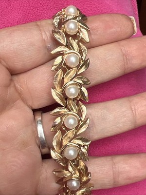 Vintage  AVON 1971 Evening Creation Gold tone Leaves W/Pearls bracelet
