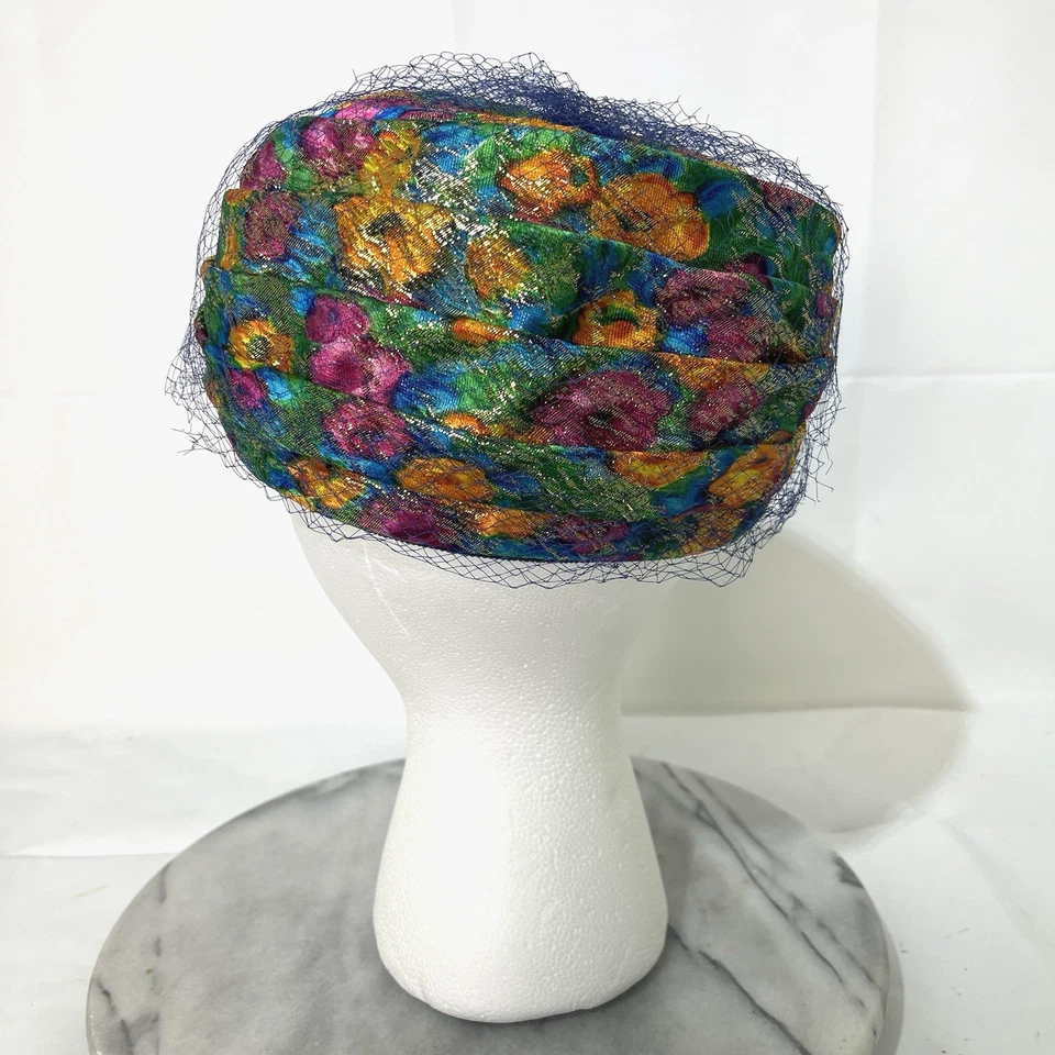 Sombrero de cóctel retro pastillero floral multicolor con red para mujer años 50 Foto 3 de 4