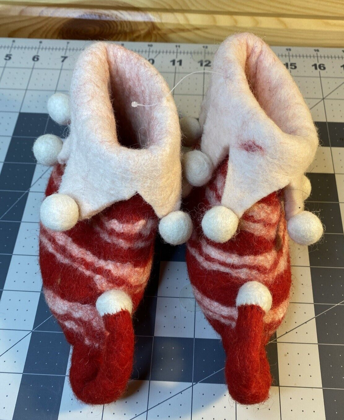 SAOLA Pantofole elfo bambino lana feltro fatte a mano a righe rosse rosa e bianche suola 5"