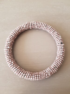 HELLBRAUNES ARMBAND IM ARMREIFSTIL MIT PERLEN, CA. 22cm, guter Zustand