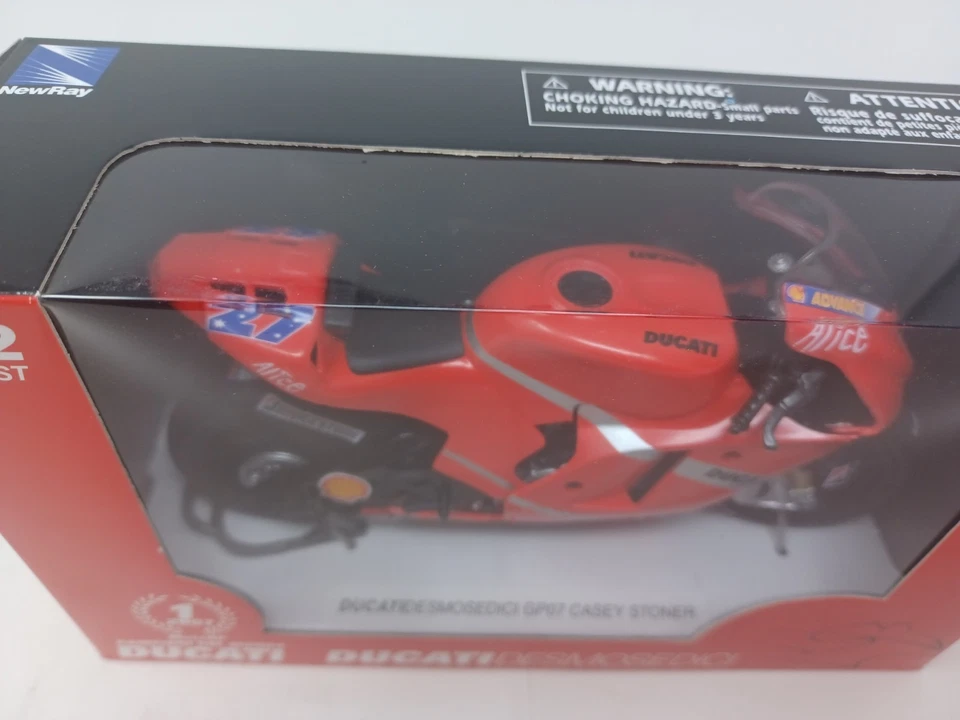 Nuevo Ray Ducati Desmodromica Casey Stoner No. 27 2009 diecast 1:12 Foto 2 de 4